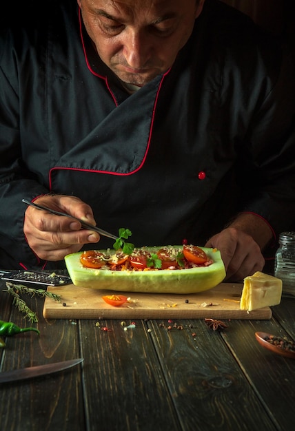 kucharz przygotowujący potrawę